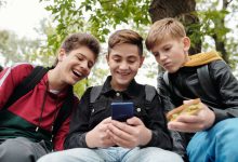 Фото - Мединский предложил запретить детям пользоваться смартфонами в московских школах