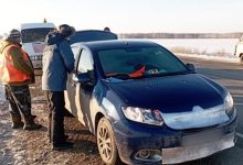Фото - В Омске сотрудники полиции спасли годовалого ребенка, запертого в машине на трассе